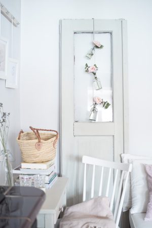 Závěsná jarní dekorace z květin