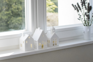 bílé porcelánové lucerny