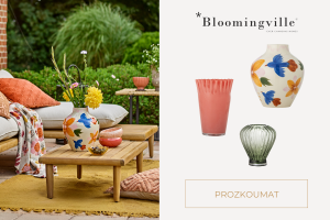 Kameninová váza Bloomingville s lučním kvítím na zahradním stole pro stylové venkovní stolování.